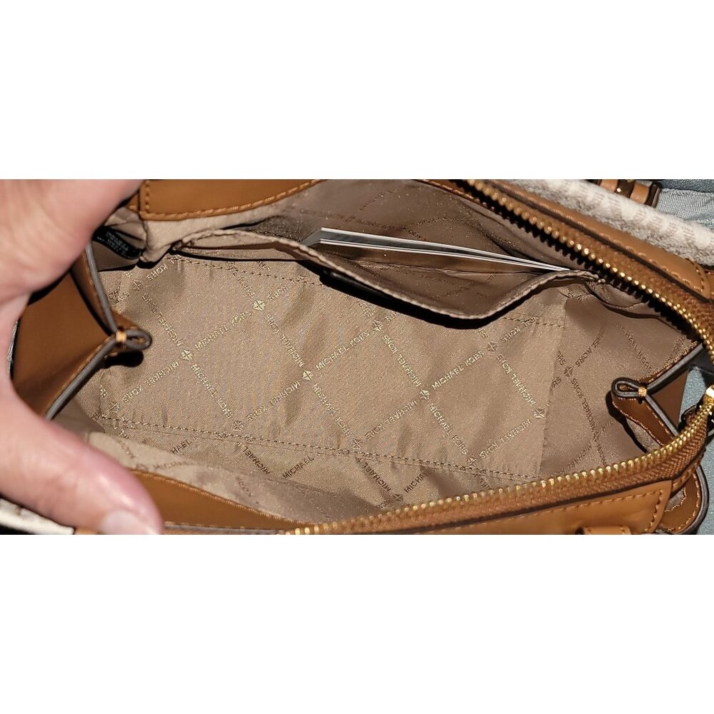 Michael Kors Marilyn Small Crossbody Bag Vanilla Acorn - Picture 9 of 9